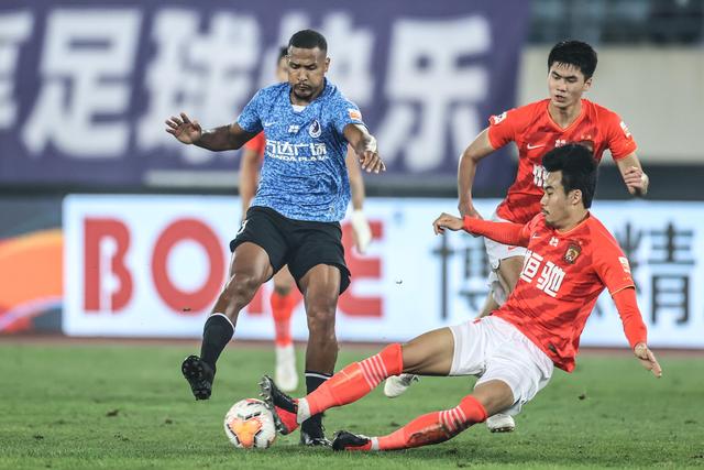 阿马多拉之星以4-2战胜利雅得胜利，本托遭红牌处罚